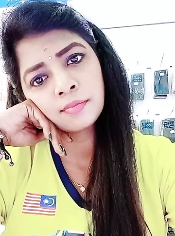 Malaysian Tamil girl deep cleavage and topless