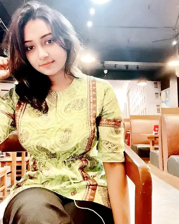 Indian girl showing big boobs and bushy pussy