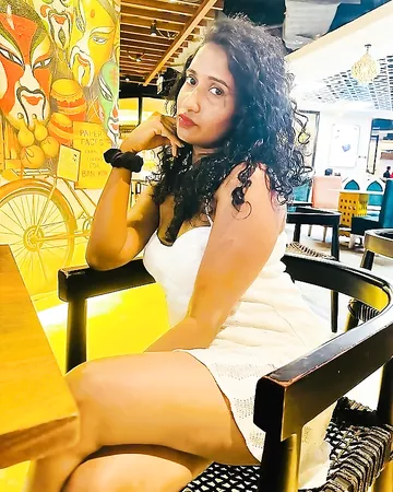 Curly hair Indian girl nude blowjob to big dick