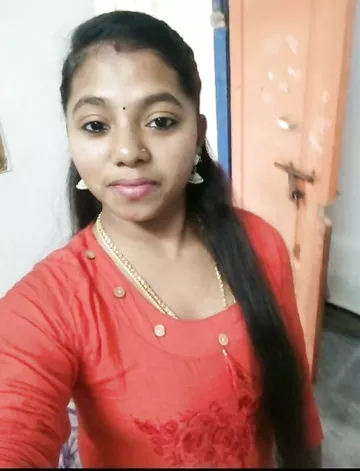 Tamil girl deep cleavage and topless photos