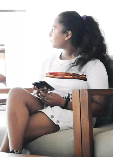 Sri Lankan girlfriend exposing private body parts