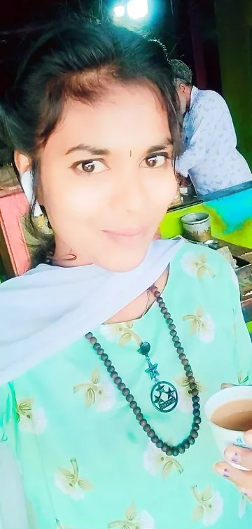 Tamil girl topless photos shared with her lover