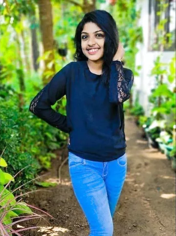 Mallu college girl boobs showing in selfie pics