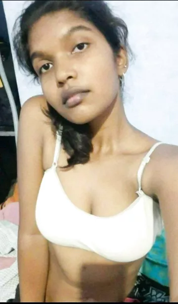 Srilankan college girl topless selfie photos