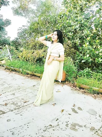 Indian saree girl showing her topless sexy body