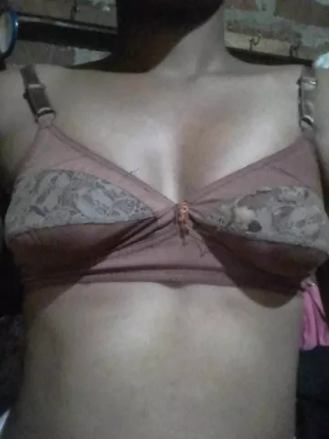 Srilankan village girl nude selfies for lover