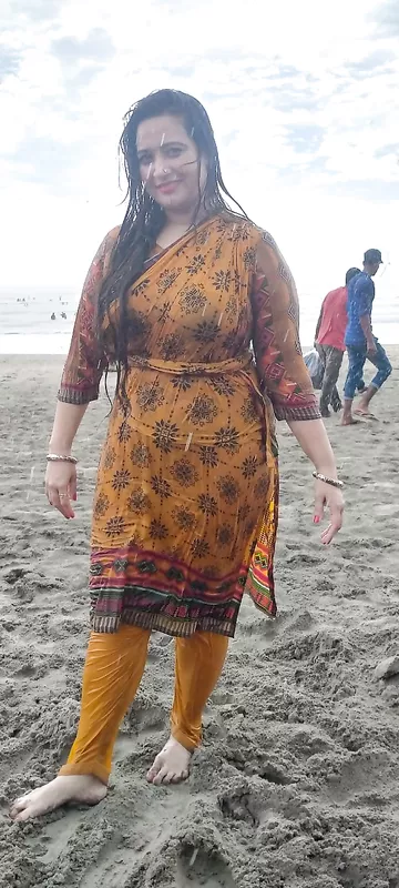 Desi wife huge boobs and puffy pussy exposing