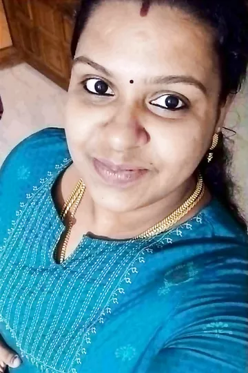 Mallu wife showing big boobs and ass selfie