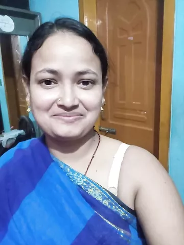 Mature Indian MILF nude bath and video call chat