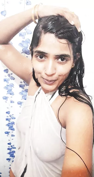 Beautiful girlfriend nude selfies in bathroom