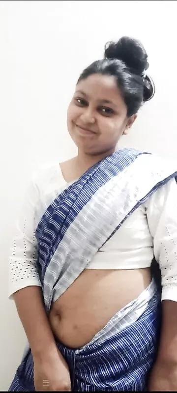 Slutty wife nude posing and writings on sexy body