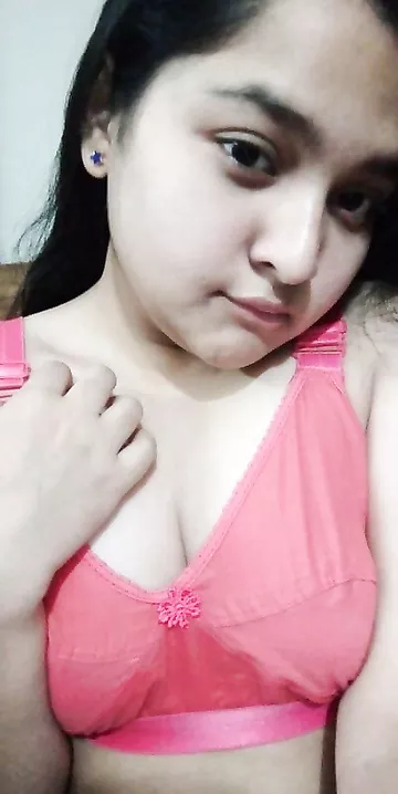 Beautiful Indian maal nude selfies looking seductive