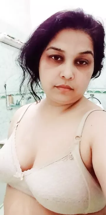 Mature MILF big ass flaunting naked in bathroom