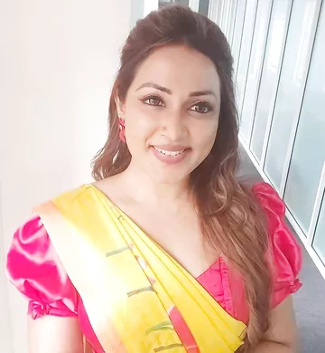 Srilankan high class wife topless photos exposed