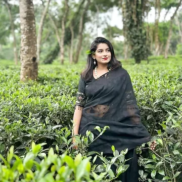 Desi girl in saree shown her naked body parts