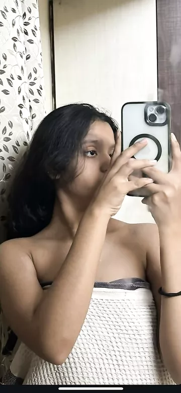 Girlfriend in towel shows big boobs and naked pussy