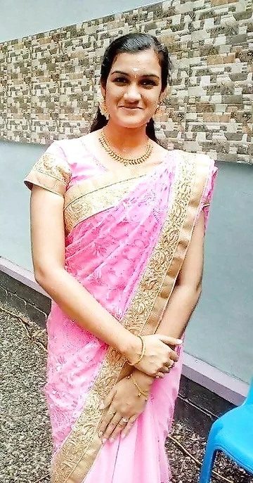 Indian girl in saree revealed her naked curves