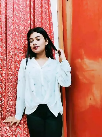 Sexy Instagram girl posts nude photos