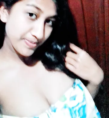 Indian girl nude selfies showing sexy boobs