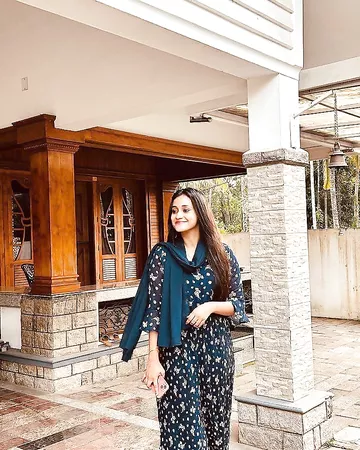 Skinny Indian girl nude photos shared with her lover