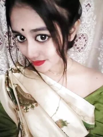 Red lips girlfriend posing topless in selfies