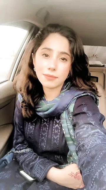 Mumbai Muslim girl topless playing with sexy boobs