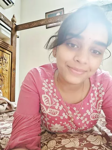 Tight body figure girl showing her nude pussy