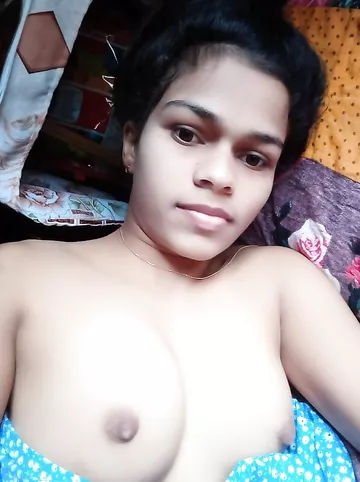 19yo college teen exposing milky boobs photos