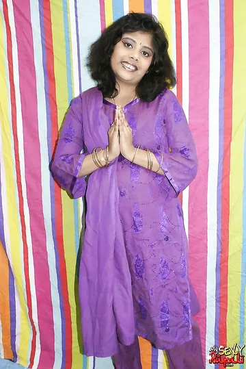 Delicious Big Booty Rupali Bhabhi Exposing Herself