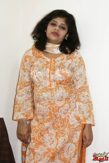 Rupali Juicy Indian Babe Erotic Outfits