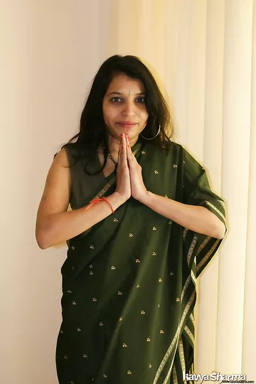 Hot Desi Babe Kavya Sexy Green Indian Sari
