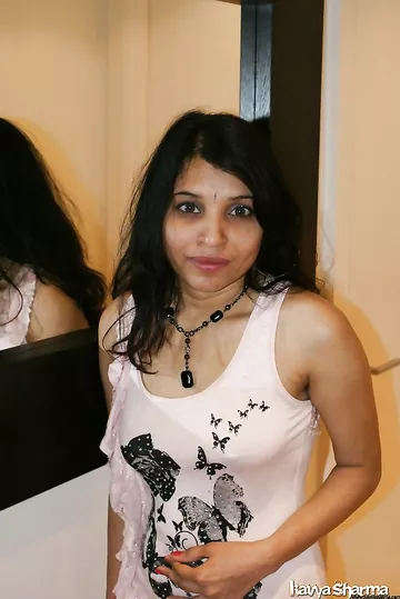 Juicy Indian Boobs Nude Babe Kavya Sharma