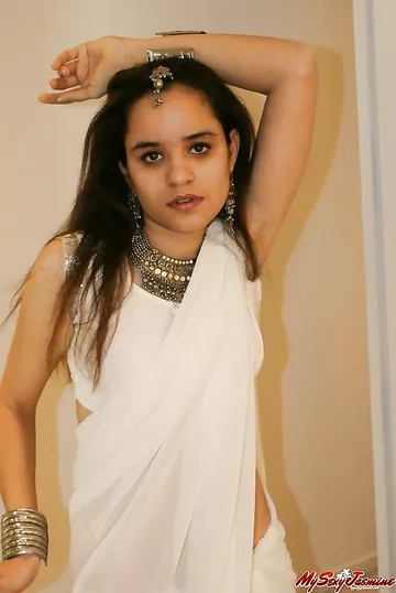 Indian Babe Jasmine White Pearl Nude Pictures