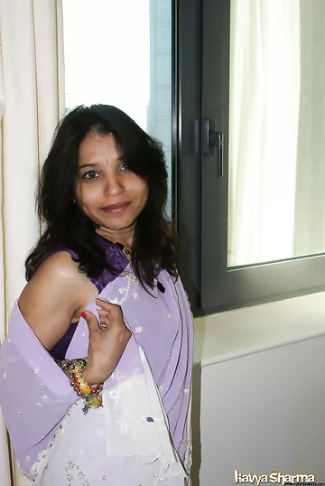 Indian Babe Sari Secret Porn Photos