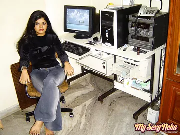 neha nair in western tight jeans and black bra in bedroom