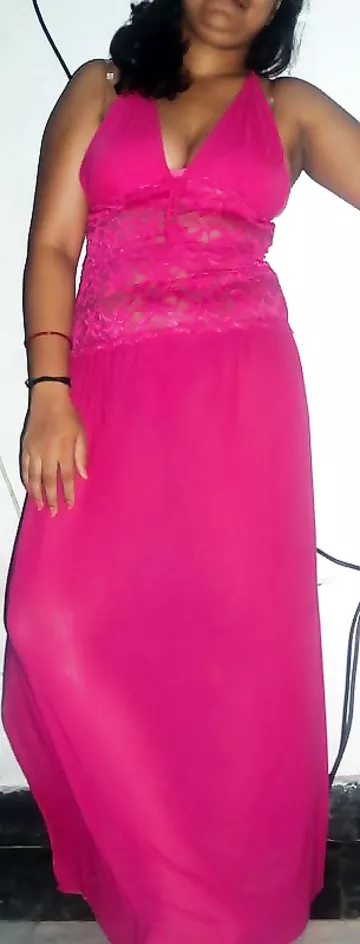 Hot Figure Indian Girl Showing Her Assets