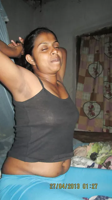 Dark Indian Babe Giving Blowjob To Lover