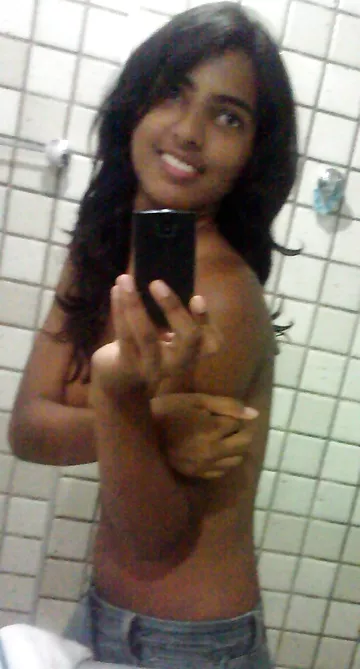 Indian Girl Rekha Taking Nude Selfies