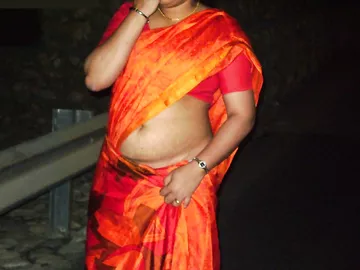 Busty Indian Aunty Maheen Show Her Big Melons