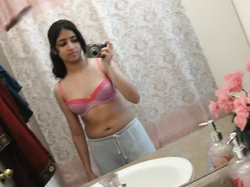 Indian Girl Seema Pink Bra Pics Leaked