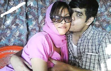 Indian Bhabhi Nehal Honeymoon Sex Pics