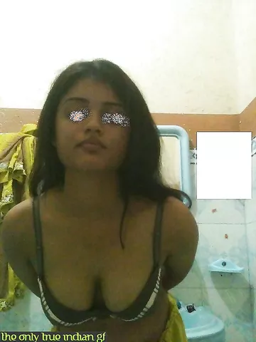 Indian College Girl Slim Sexy Shower Pics