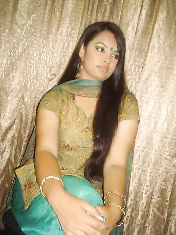 Sexy juicy indian girl giving sexy poses before she gets naked
