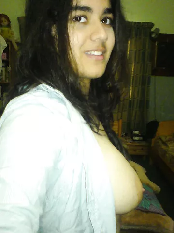 Sweet indian girl shooting her own naked pics