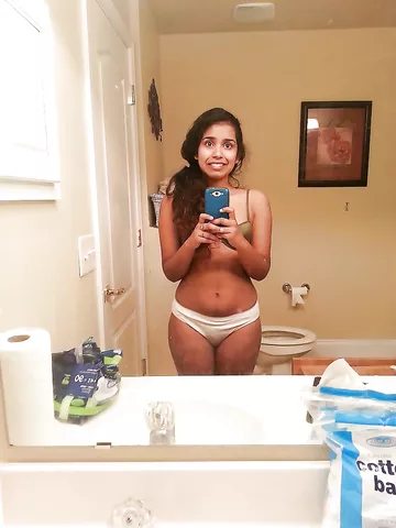 Mumbai College Babe Self Shot Nude Stolen Pictures