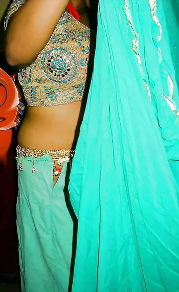 Indian Housewife Strips Naked Free Porn Pics