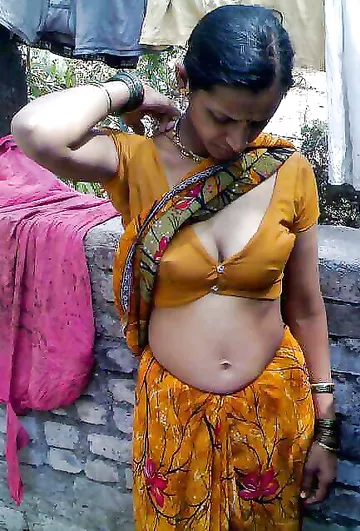 South Indian bhabhi posing in sari showing tits ass pics