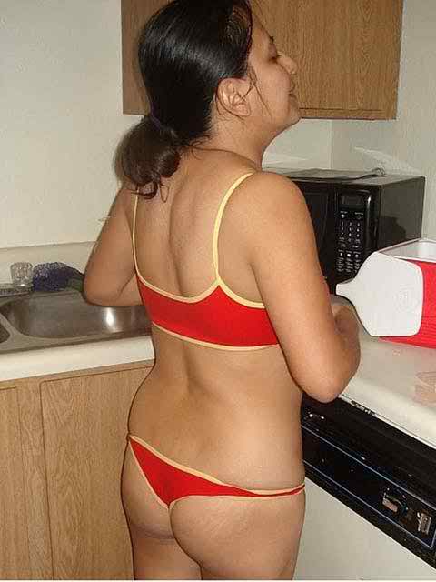 Desi women expose and flaunt huge tight ass