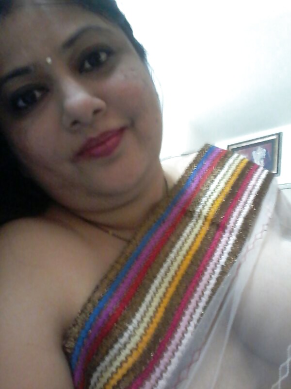 Amateur big boobs Bhabhi in transparent saree