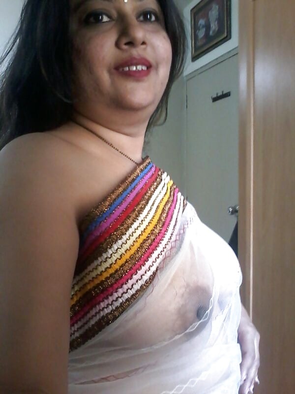 Amateur big boobs Bhabhi in transparent saree